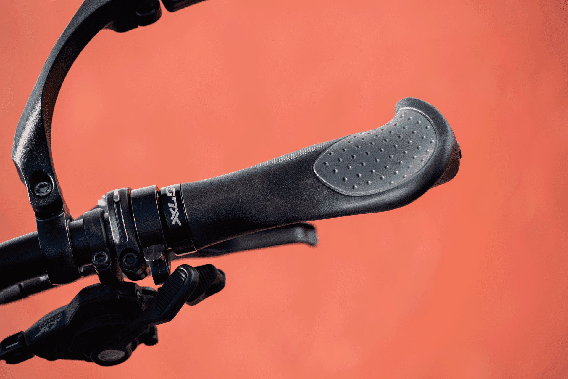 XLC GR-S22 Ergonomic Lock-On Bicycle Grips in 135mm and 92mm Sizes for Twist-Shift Bikes, Grey and Black Colors