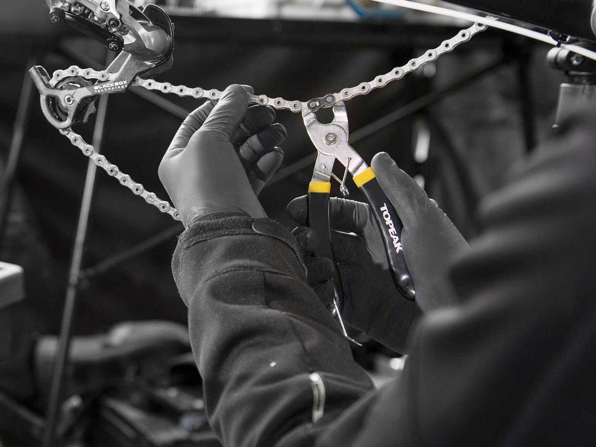 Topeak Spring-Loaded Workshop Powerlink Pliers for Easy Master Link Removal